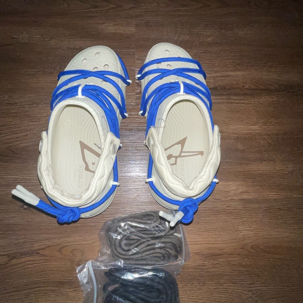 Rauw Alejandro Crocs - cream